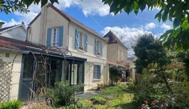 Town center house, single storey, nice private garden, terrace, private parking