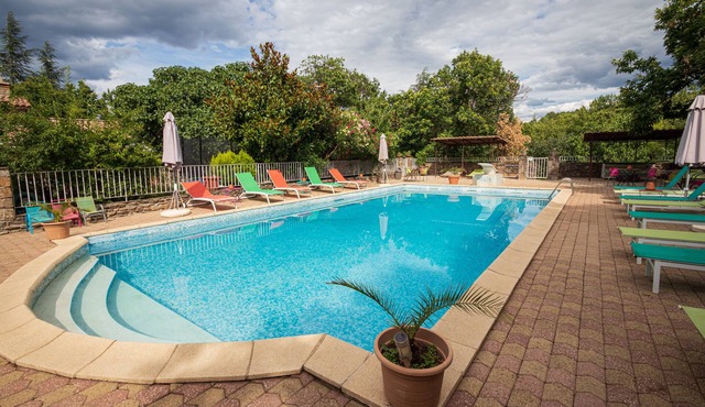 Two lodgings in domain with swimming pool from 6 to 10 beds 500m from the river