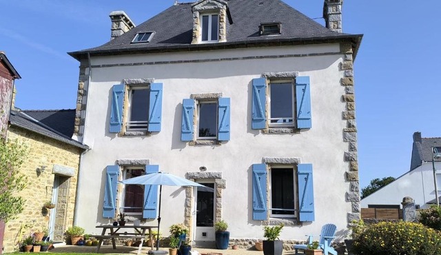 Ty Maen - Étage avec chambre, coin salon, toilettes et salle de bain
