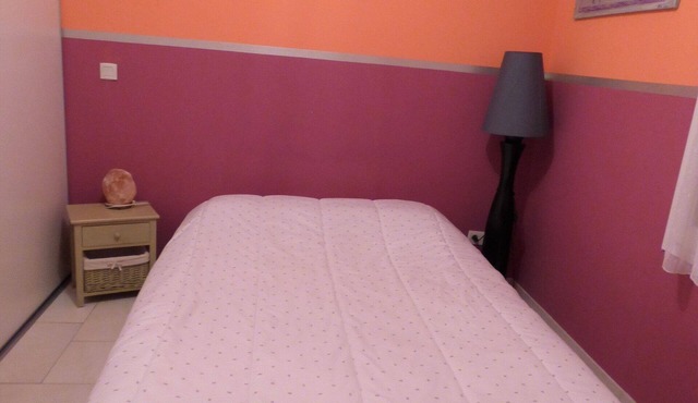 Une belle chambre, lit double.