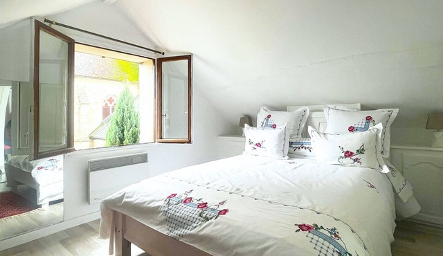 Une belle maison donnant sur une cour privative au pied de l’église Saint Ayoul!