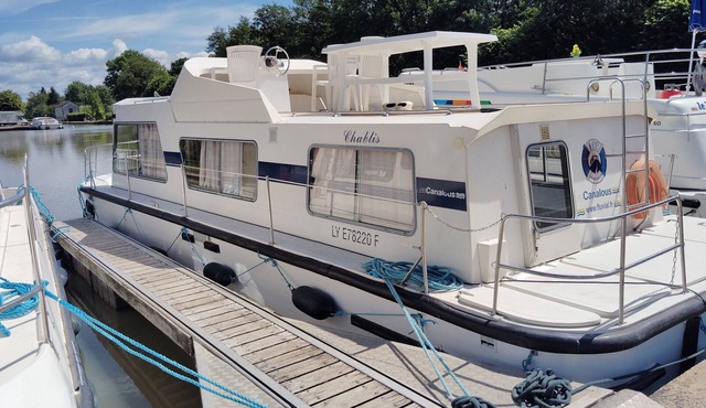 Unique Stay on Docked Boat in Burgundy
