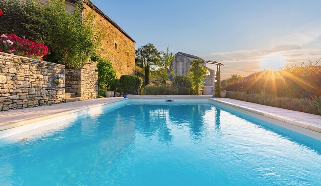 Vacation home with swimming pool overlooking historic monument