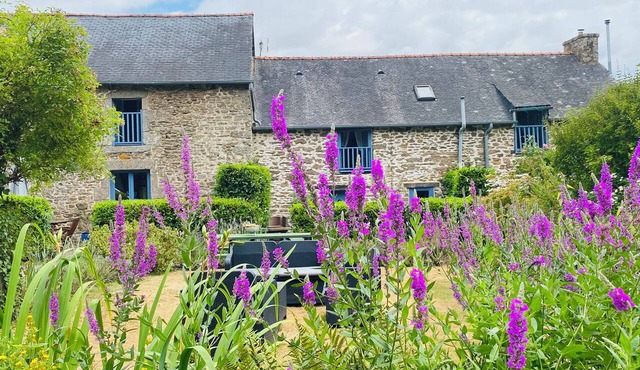 Vacation rental with a pool and a pétanque court—perfect for large families. Quiet location.