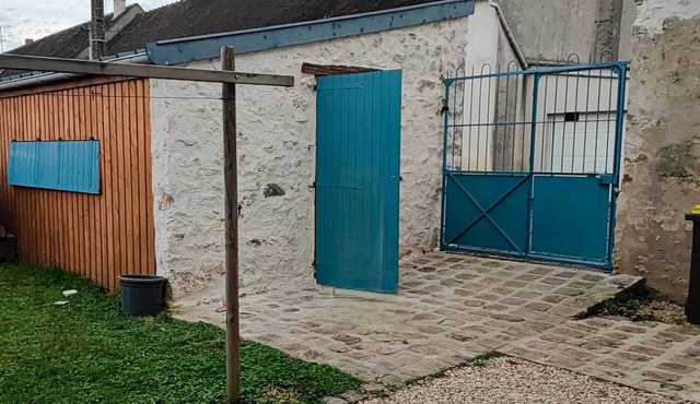 Very cocoon garden hut - access to our magnificent Gîte. Near Provins