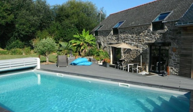 Very peaceful villa, countryside, sea, private pool. Typical stone and wood.