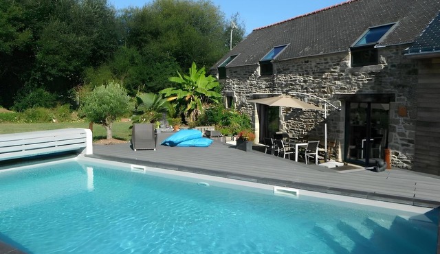 Very peaceful villa, sea, countryside, large garden, heated pool.