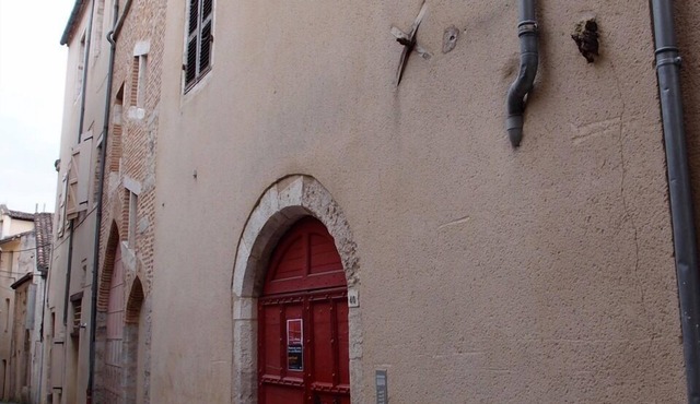 Very quiet apartment with garden in medieval residence in the heart of town