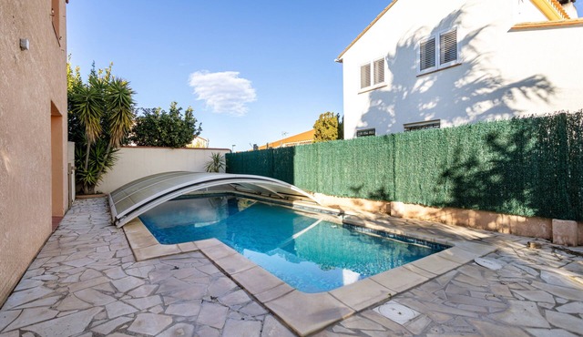 Villa with Large Pool, Mountain Views, Wi-Fi, and Air Conditioning