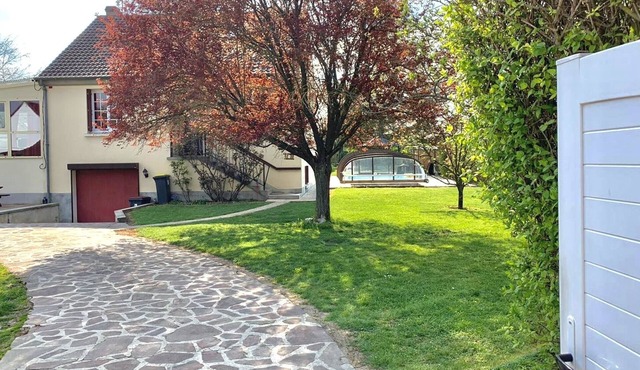 Villa 1 hour from Paris with heated pool and indoor Jacuzzi