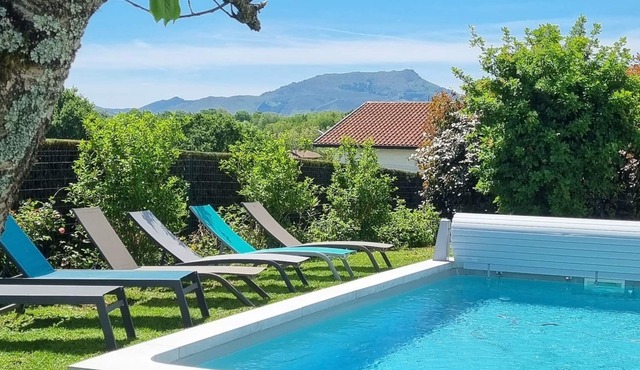 Villa 260m2 with swimming pool and private fronton