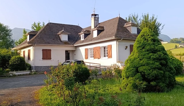 Villa Béarnaise close to the mountains, the Basque country and Spain