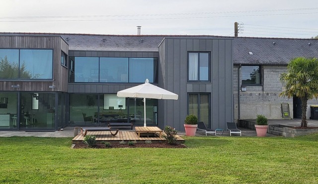 VILLA COMBINES MODERNITY AND STONES. IDEAL FOR FAMILY OR WORK