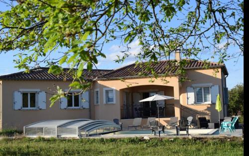 Villa de charme avec piscine couverte et 2500m2 de terrain