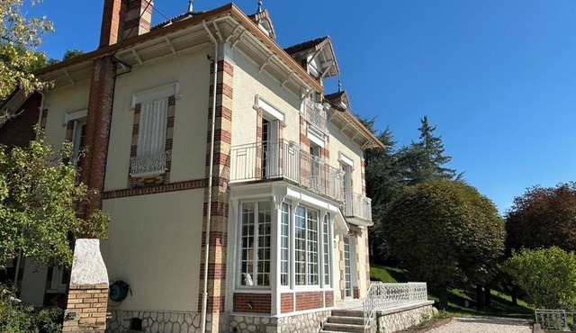 Villa des Sources overlooking the Seine