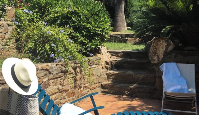 Villa in a Mediterranean garden, 300 m from the beach and stores