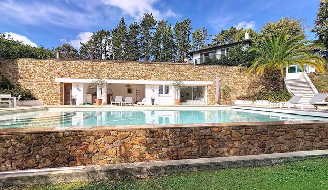 Villa LA RHUNE - With an infinity pool, private fronton, and pool house. Sleeps 12