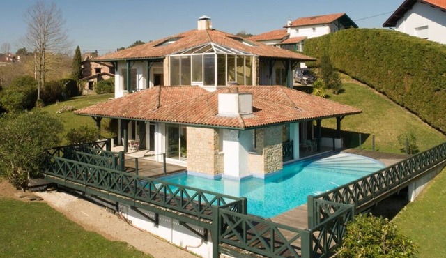 Villa ONGIZATEA- Ground floor with swimming pool 10 minutes from St Jean de Luz