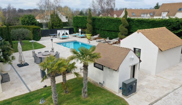 Villa swimming pool sauna jaccuzzi 20 mns from Paris (porte Maillot)