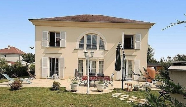 Villa with 1100 square garden, Peaceful Location