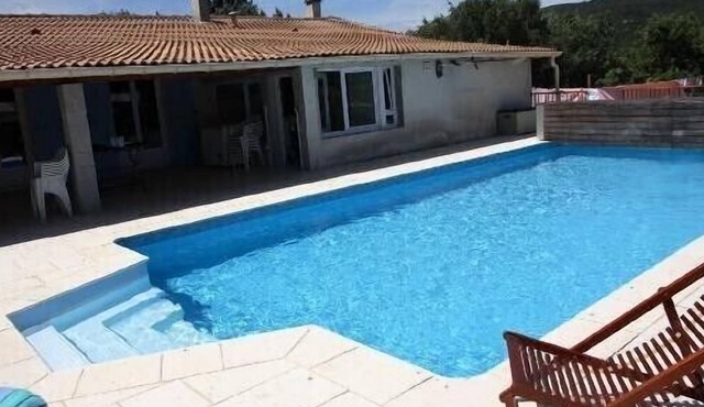 Villa with 10x5 pool on enclosed grounds and covered terraces in Viols-Le-Fort