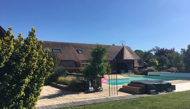 Villa with heated pool and garden near Moulins
