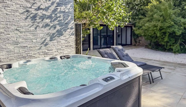 Villa with jacuzzi, sauna, cinema - near Paris