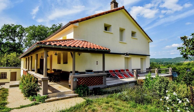 Villa with pool among the vineyards