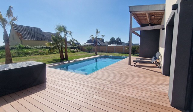Villa With Swimming Pool and Jacuzzi 50 Meters From the Sea
