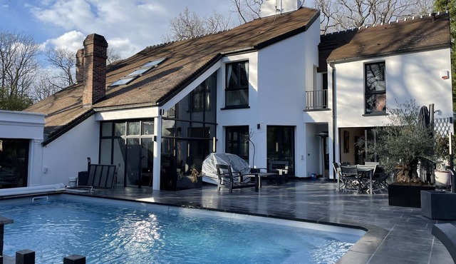 villa with swimming pool at the gates of Paris