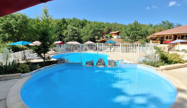 VILLAGE VACANCES le Lot. Chalet: Swimming pool, Tennis court, Boules pitch, Children's games.