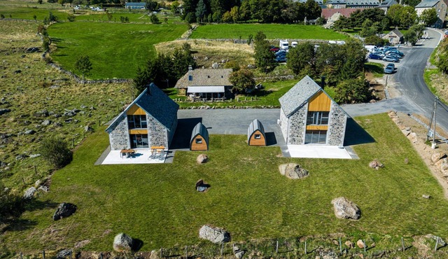 Warm, modern Buron with views of the Aubrac mountains
