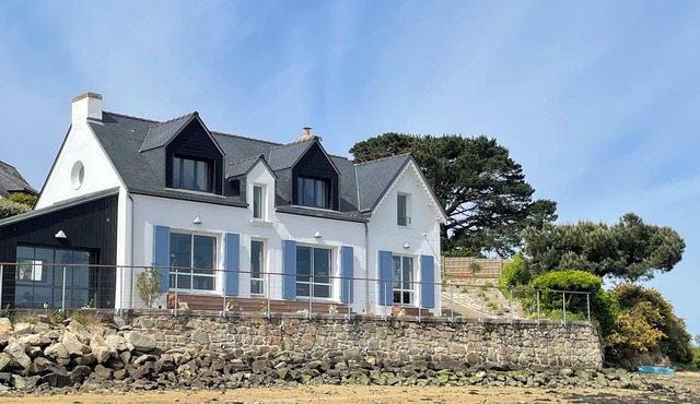 Waterfront 4* villa on the Etel ria. Ideal for families.