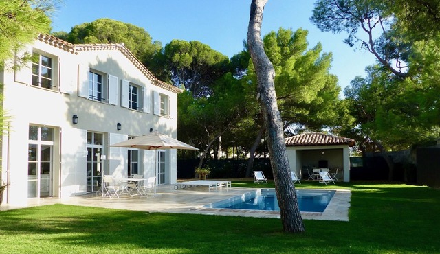 Waterfront Villa, La Bergerie de l'étang in Sète