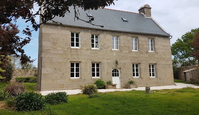 XVIIth CENTURY MANOR WITH A UNIQUE CHARACTER