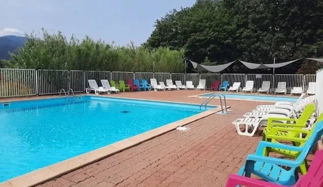 ZEcamping 3 étoiles familial piscine chauffée locatif TV clim 16m2