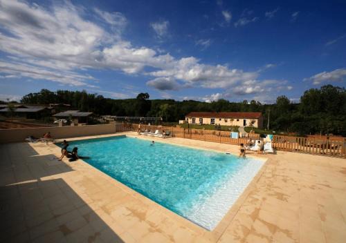 ZEcamping 3 étoiles chiens acceptés piscine chauffée à flanc de colline