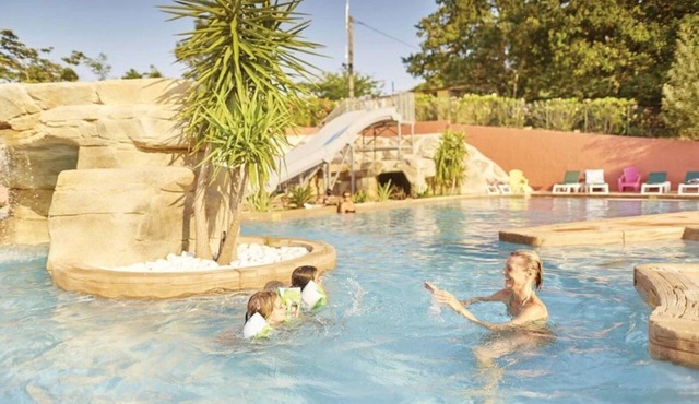ZEcamping 4* familial piscine couverte jacuzzi locatif TV LV clim 35m2
