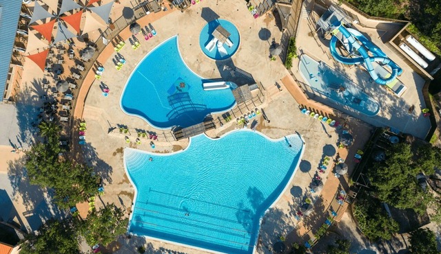 ZEcamping 5 étoiles familial espace aquatique locatif TV LV BBQ 45m2