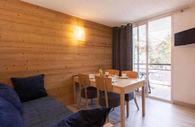 200m from resort center, 4th floor, balcony, tv, ski locker, 28m², Serre Chevalier