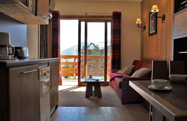 300m from resort center, 3rd floor, swimming pool, sauna, balcony, tv, ski locker, 30m², Risoul