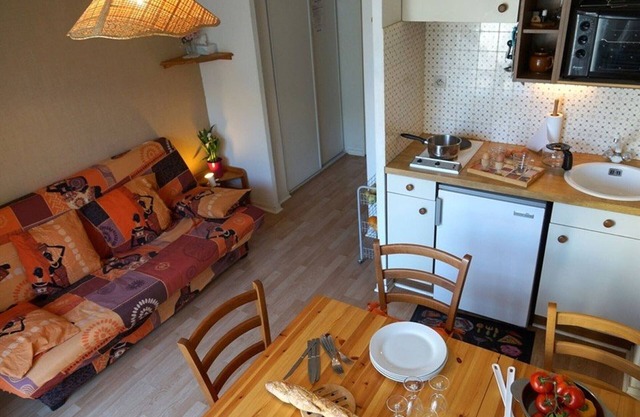 Ground Floor 2-Room Apartment with Garden, Parking, Near Shops and Thermes
