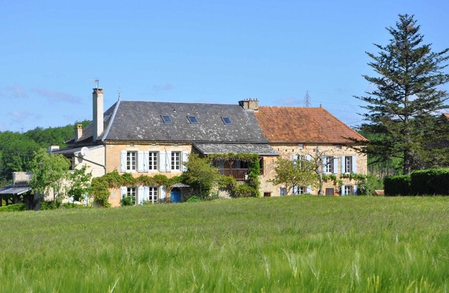 Idyllic Holiday Home in Dégagnac with Jacuzzi near River