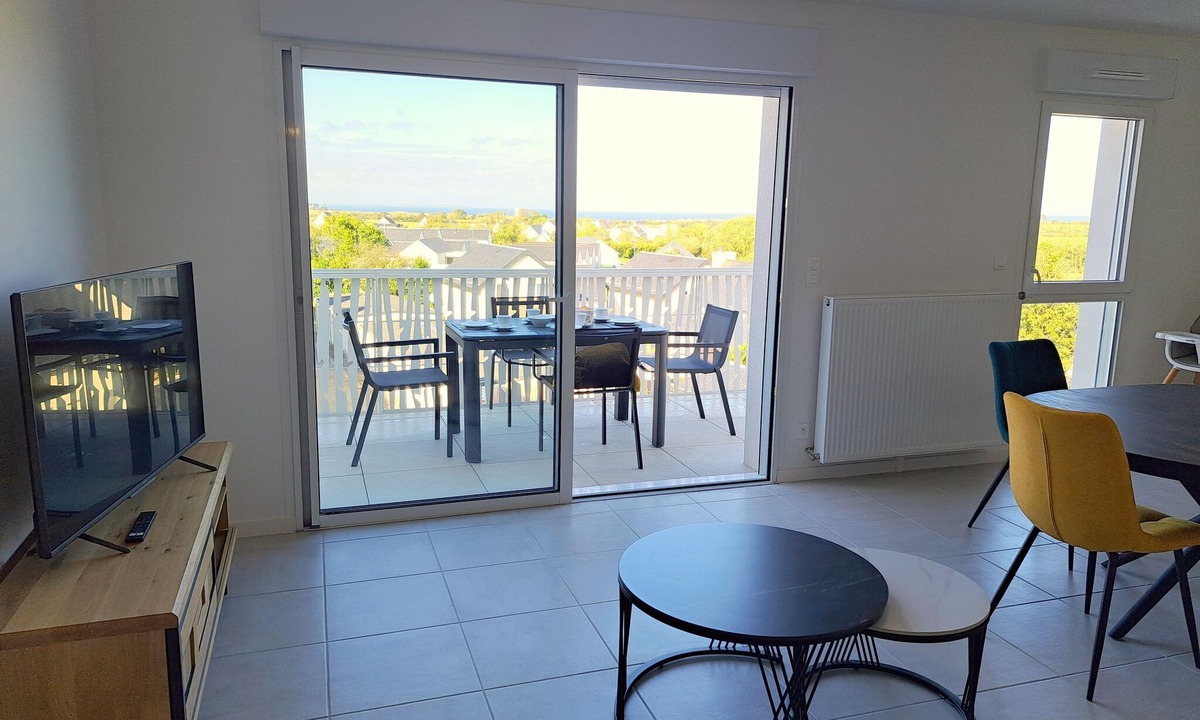 Plouarzel House | Aapartment, sea view in the distance and e-bike
