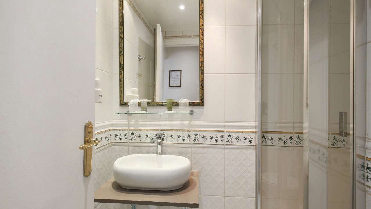 Photo of Bathroom in Quartier de la Salpetriere