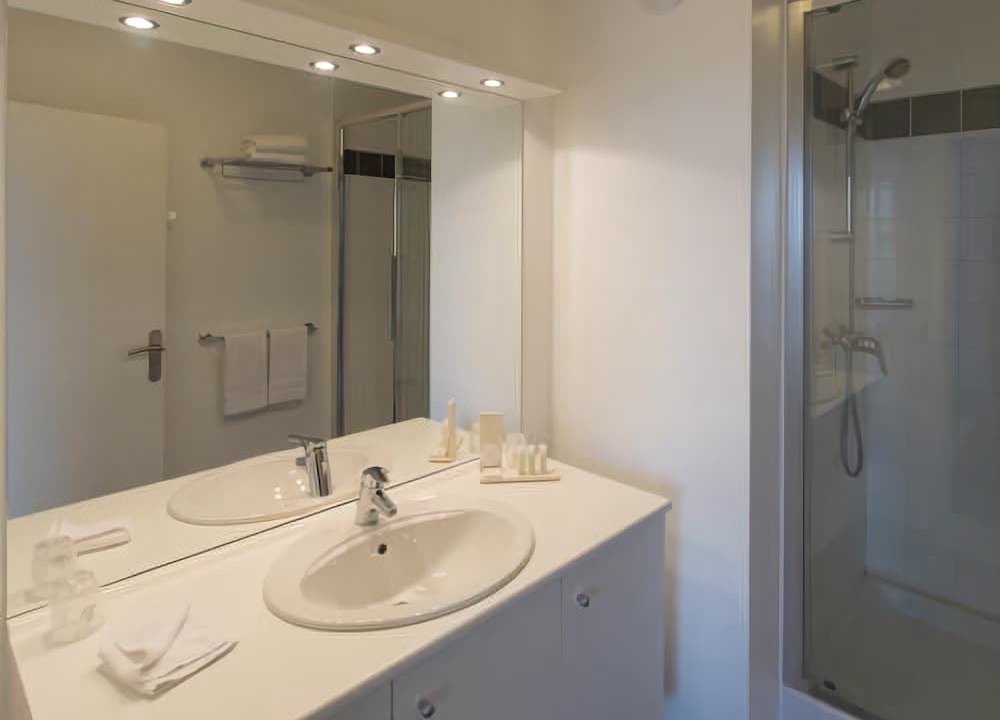 Photo of Bathroom in Hotel-de-Ville