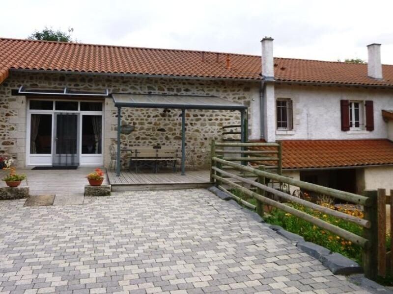 Photo of Buildings in Allegre