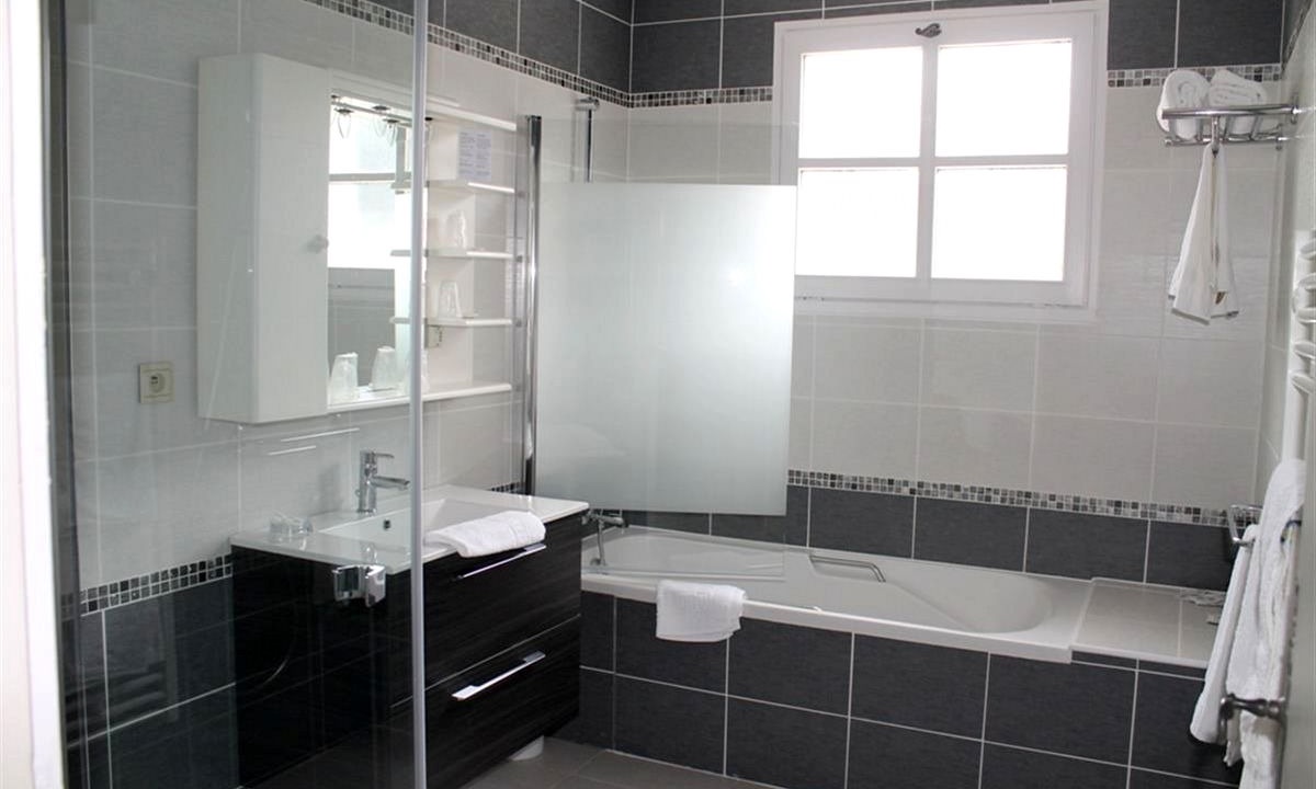 Photo of Bathroom in Le Tour-du-Parc