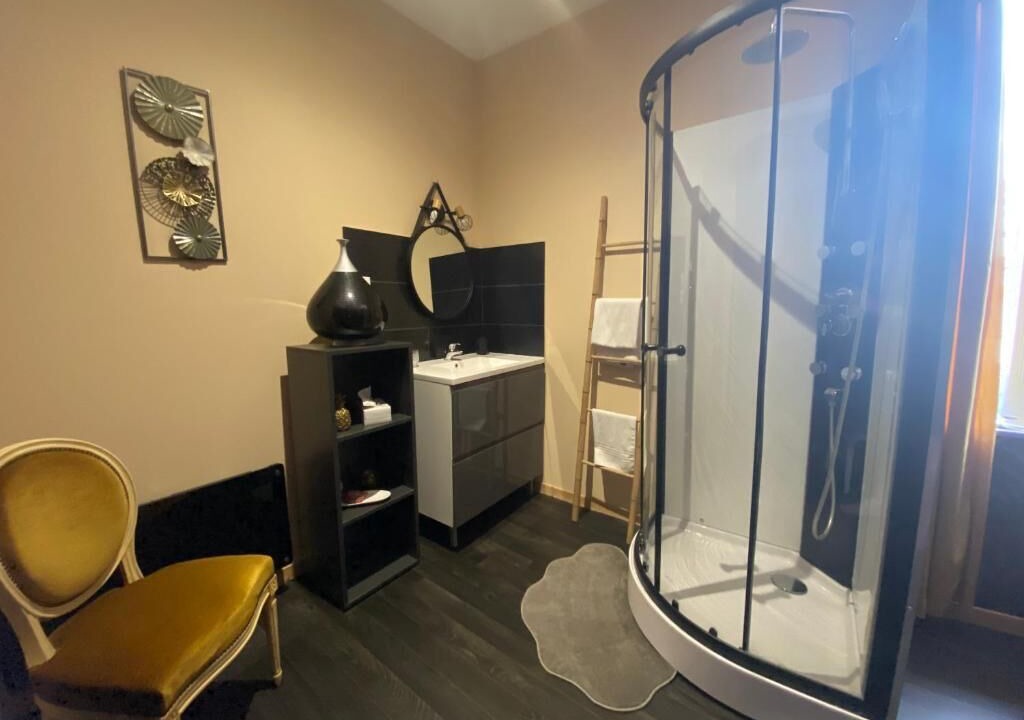 Photo of Bathroom in Gueugnon