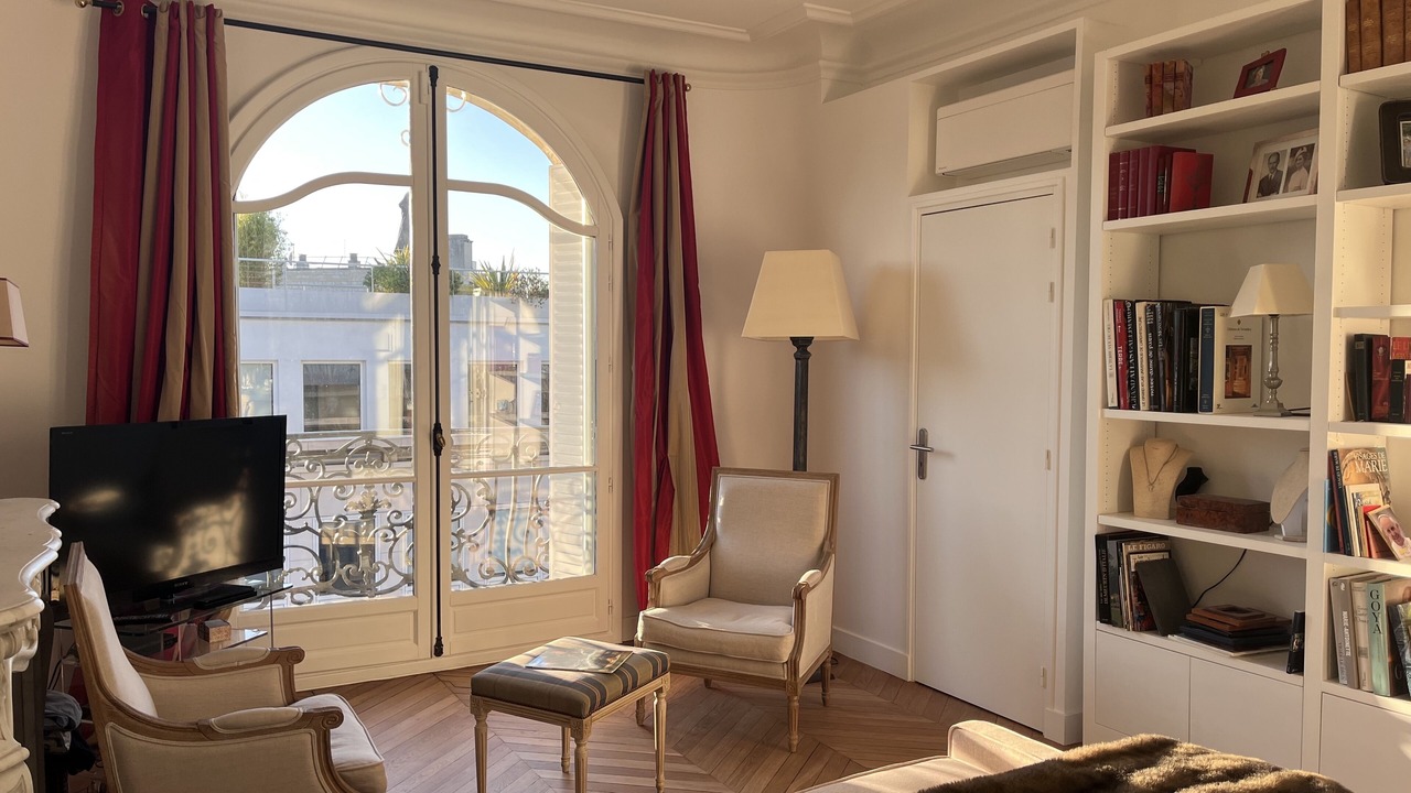 Photo of Livingroom in 8th Arrondissement